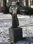 905782 Afbeelding het bronzen beeldhouwwerk 'Voortschrijdende danseres' van Fioen Blaisse (1932-2012) in winterse ...